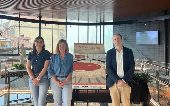 La delegada de Impulso de Ciudad, Nuria Alzaga, la alcaldesa de Irun, Cristina Laborda, y el director del Museo Oiasso, Juanjo Jiménez.