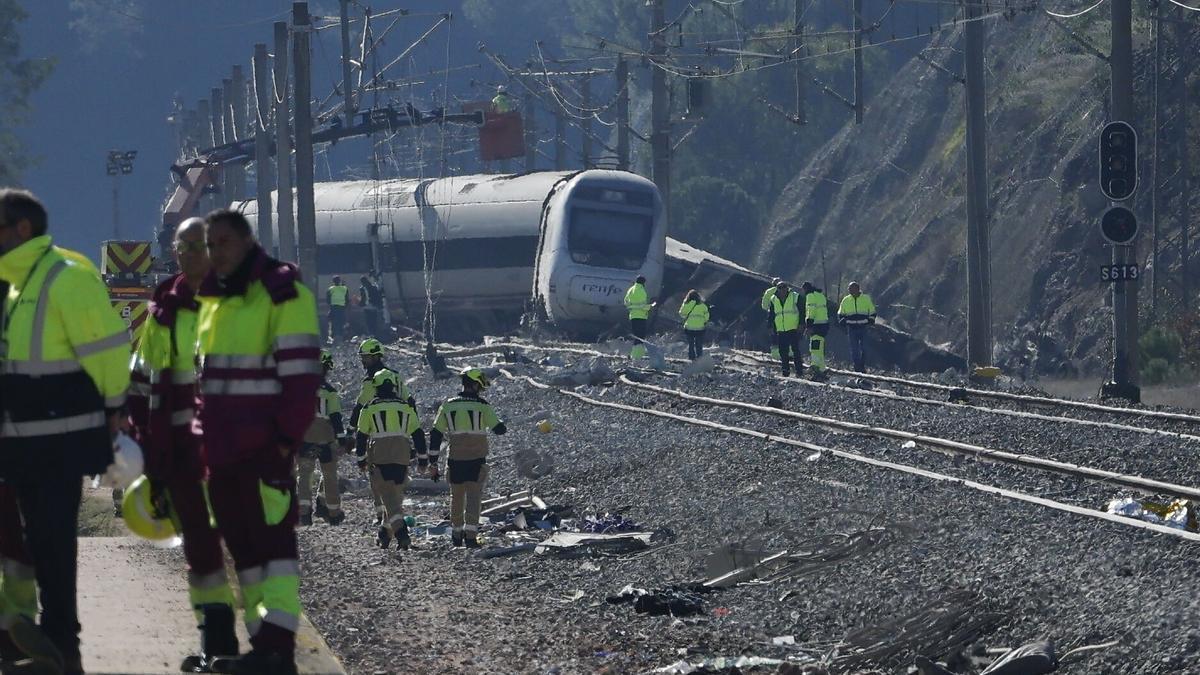 Operarios trabajan en los vagones siniestrados el pasado domingo el accidente ferroviario en Adamuz (Córdoba)