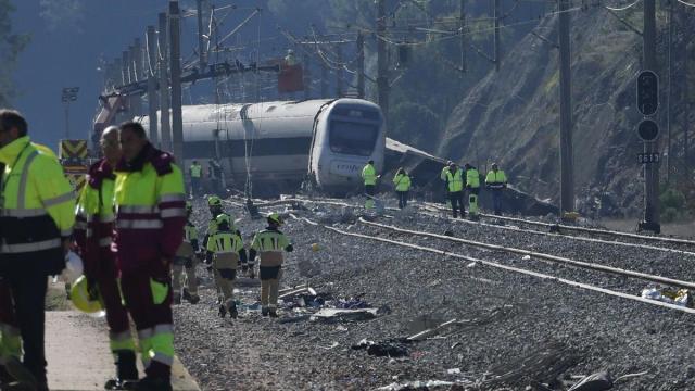 Operarios trabajan en los vagones siniestrados el pasado domingo el accidente ferroviario en Adamuz (Córdoba)