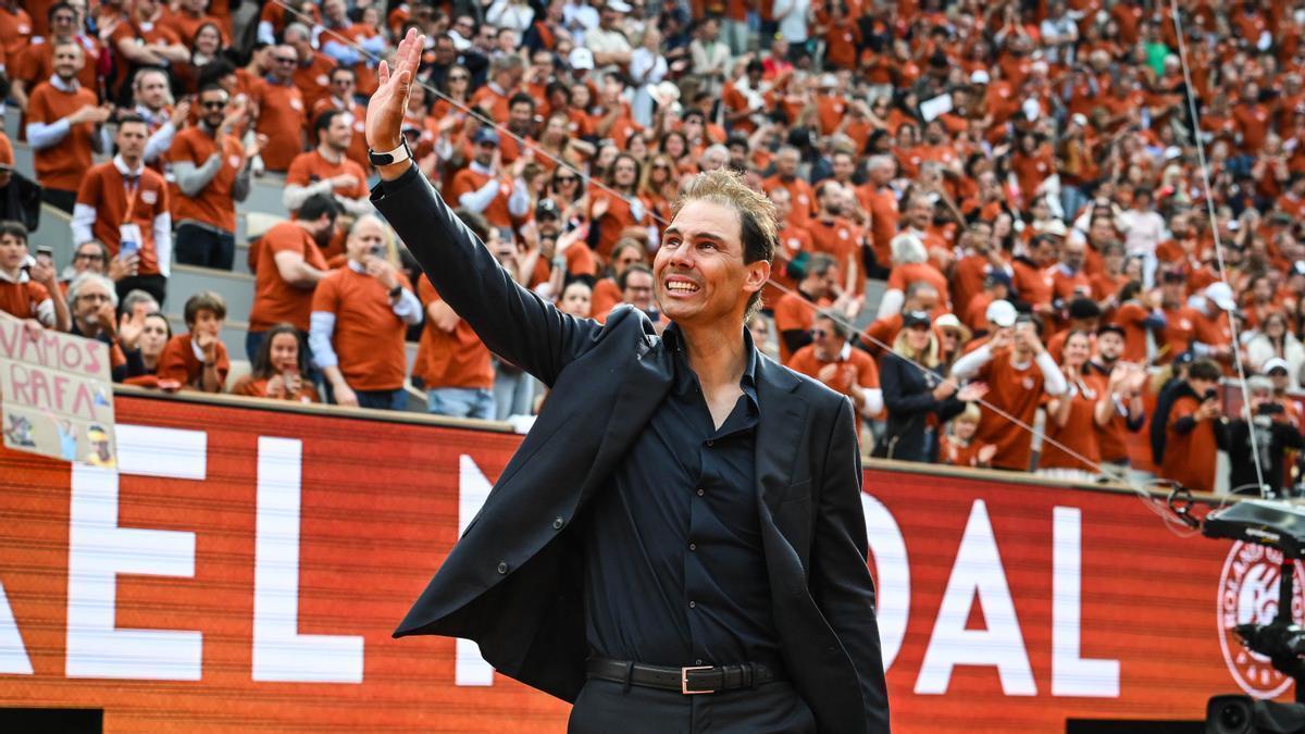 Rafa Nadal recibe el homenaje de Roland Garros.