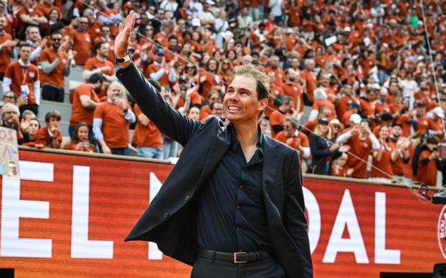 Rafa Nadal recibe el homenaje de Roland Garros.