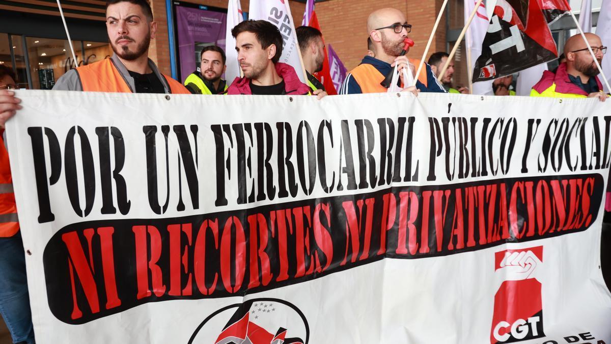 Miembros de CCOO Sevilla se concentran a las puertas de la estación de trenes de Santa Justa en Sevilla.