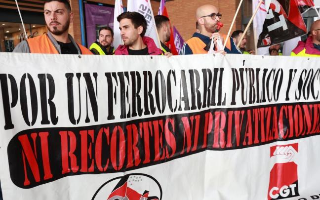 Miembros de CCOO Sevilla se concentran a las puertas de la estación de trenes de Santa Justa en Sevilla.