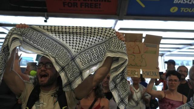 Incidentes a la llegada de activistas de la Global Sumud Flotilla al aeropuerto de Bilbao