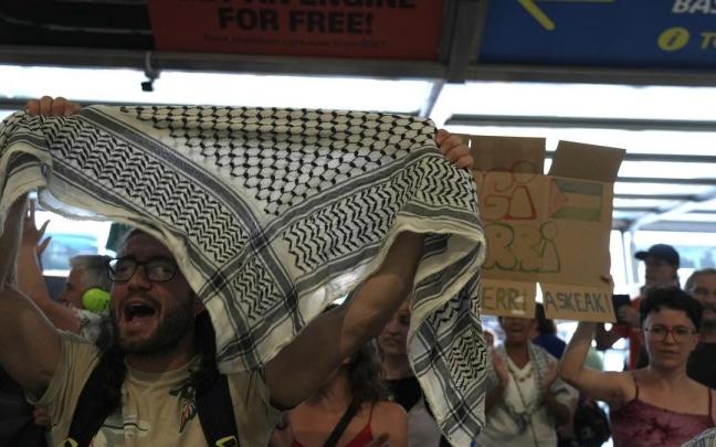 Incidentes a la llegada de activistas de la Global Sumud Flotilla al aeropuerto de Bilbao