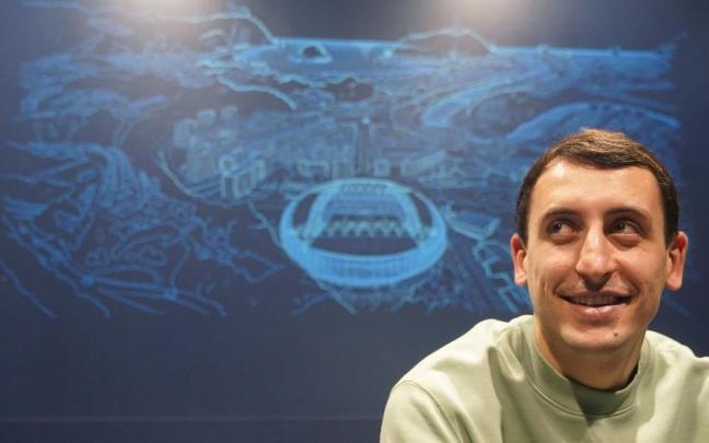 Mikel Oyarzabal posa para este periódico al término de la entrevista. / RUBEN PLAZA