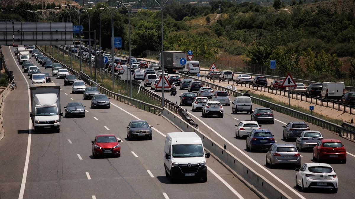 Decenas de coches, circulando por la autovía.