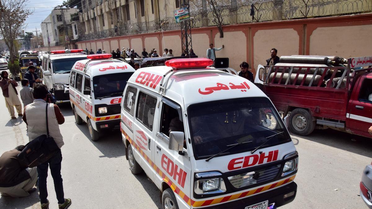 Al menos 29 muertos y 102 heridos en un ataque con explosivos contra un tren en Pakistán