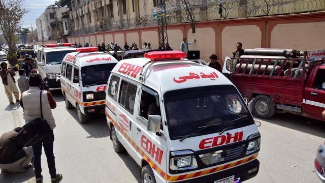 Al menos 29 muertos y 102 heridos en un ataque con explosivos contra un tren en Pakistán