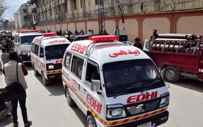 Al menos 29 muertos y 102 heridos en un ataque con explosivos contra un tren en Pakistán