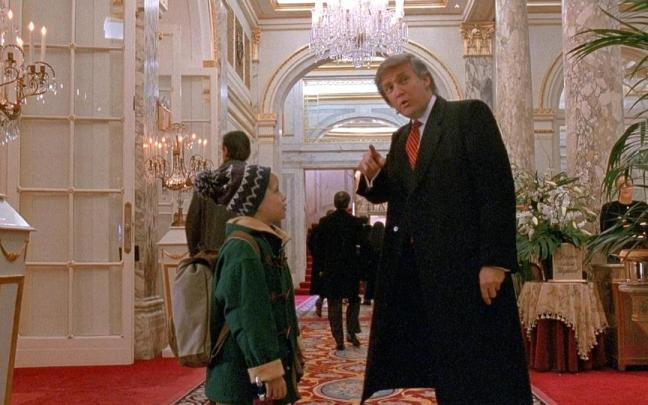 Macaulay Culkin junto a Donald Trump en 'Solo en casa 2'.