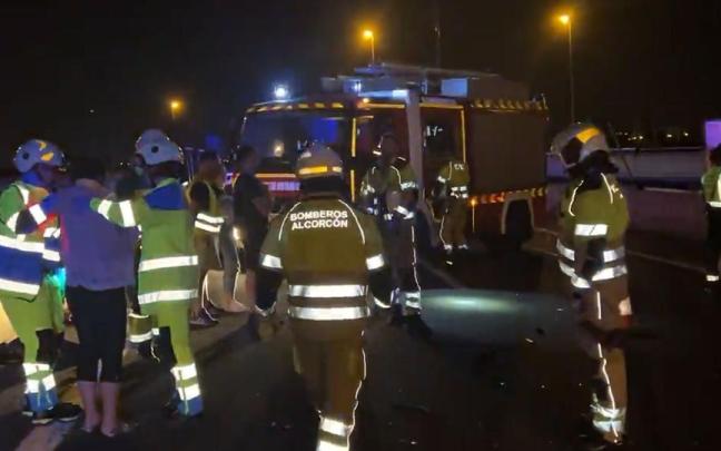 Bomberos en el lugar del accidente. Bomberos en el lugar del accidente.