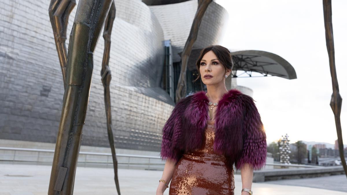 Catherine Zeta-Jones en una imagen de la serie ‘Kill Jackie’, junto al Museo Guggenheim