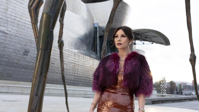 Catherine Zeta-Jones en una imagen de la serie ‘Kill Jackie’, junto al Museo Guggenheim