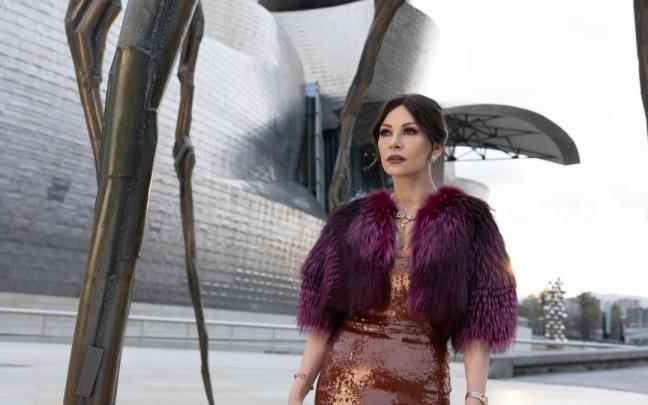 Catherine Zeta-Jones en una imagen de la serie ‘Kill Jackie’, junto al Museo Guggenheim