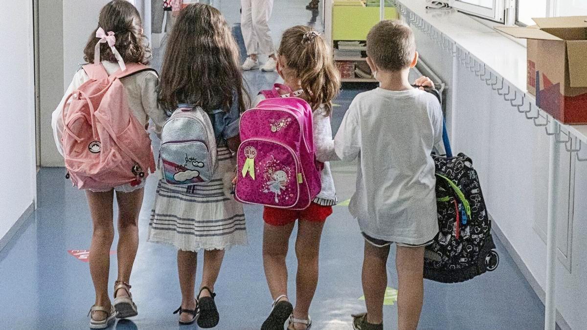 Alumnos del colegio Urkide de Vitoria, antes de entrar a las aulas