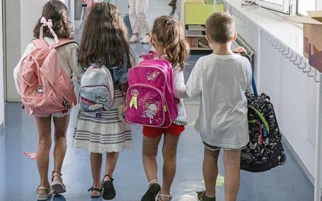 Alumnos del colegio Urkide de Vitoria, antes de entrar a las aulas / Alex Larretxi Alumnos del colegio Urkide de Vitoria, antes de entrar a las aulas