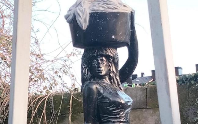 La escultura de la lavandera de Azpeitia que ha generado la polémica
