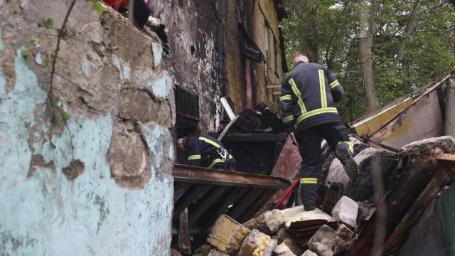 Los equipos de rescate ucranianos trabajan en el lugar donde se produjo el ataque ruso contra la zona residencial de Odesa.