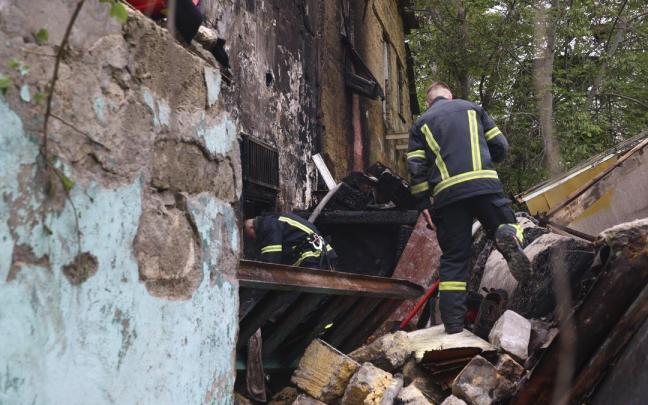 Los equipos de rescate ucranianos trabajan en el lugar donde se produjo el ataque ruso contra la zona residencial de Odesa.