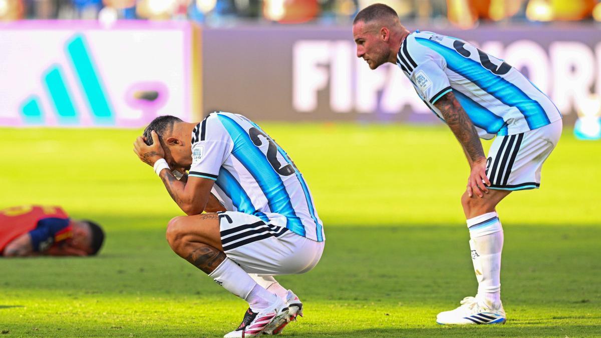 Los jugadores argentinos se lamentan tras perder la final del Mundial