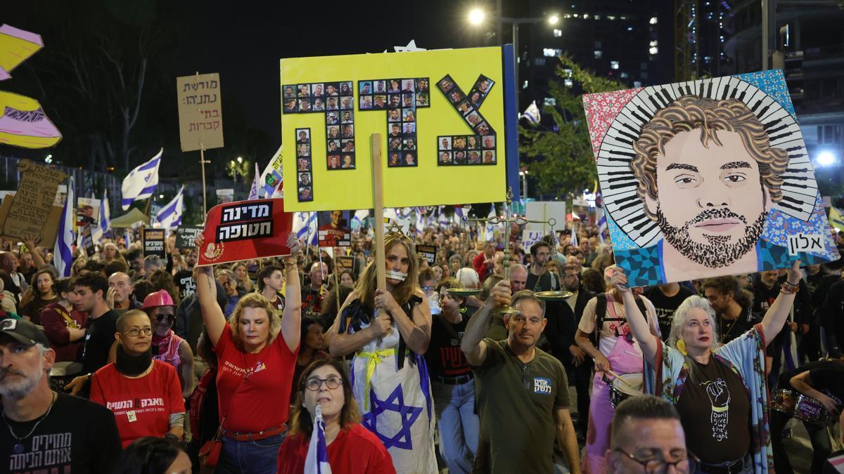 Miles de personas protestan en Tel Aviv pidiendo un acuerdo para la liberación de los rehenes.