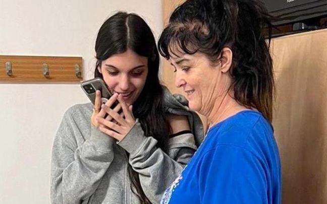 Judith y Natalie Raanan hablando por teléfono con Biden tras ser liberadas.