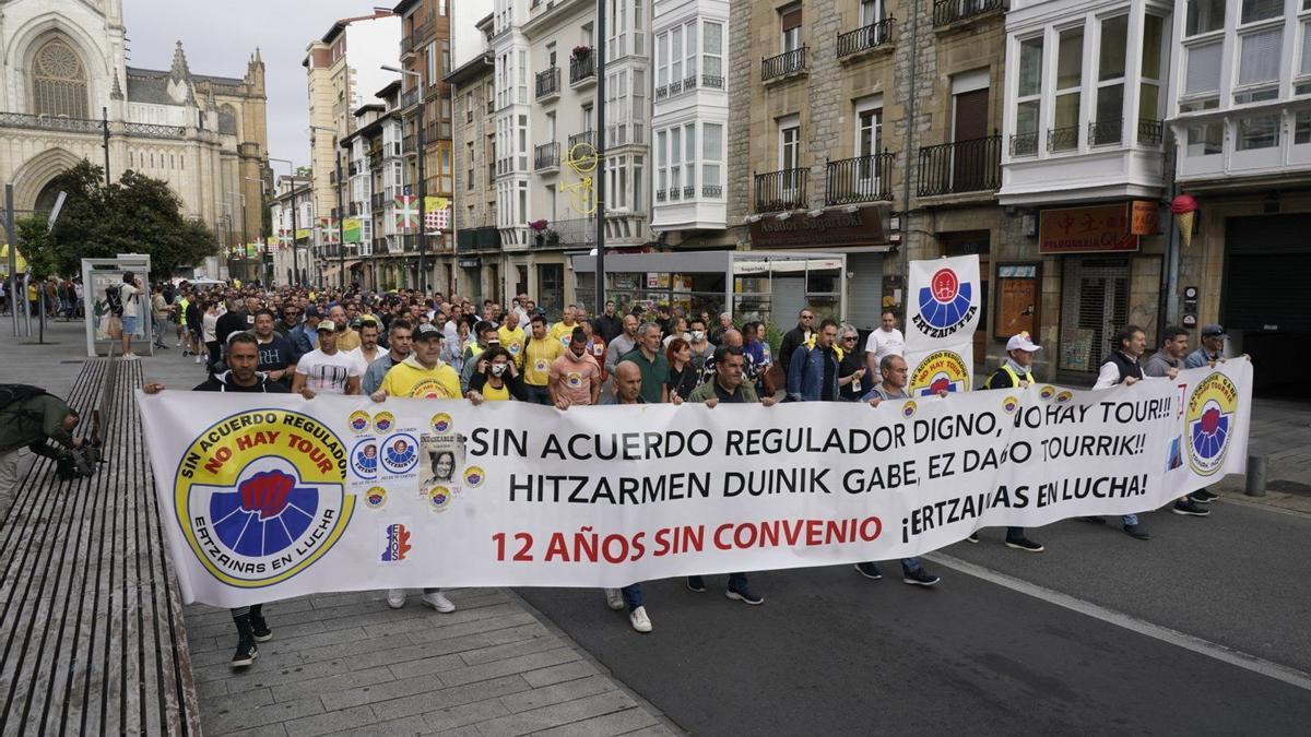 Agentes de la Ertzaintza vuelven a manifestarse frente al Parlamento Vasco