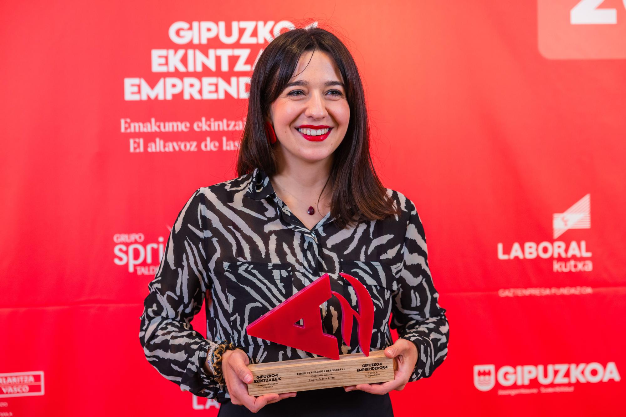 La emprendedora arrasatearra recogiendo el premio en el acto que tuvo lugar el pasado 8 de mayo.