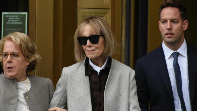 La periodista Elizabeth Jean Carroll testifica que Trump la violó y luego lo desmintió