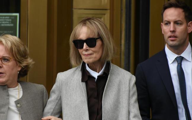 La periodista Elizabeth Jean Carroll testifica que Trump la violó y luego lo desmintió