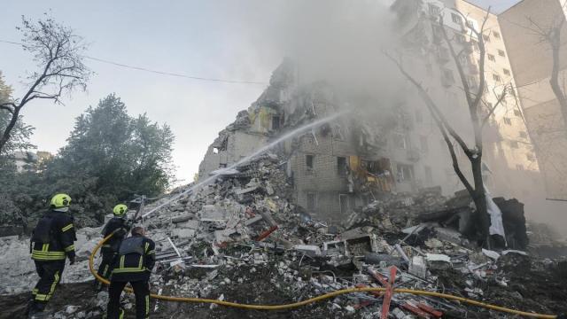 Los bomberos ucranianos sofocan las llamas de uno de los edificios atacados en Kiev.