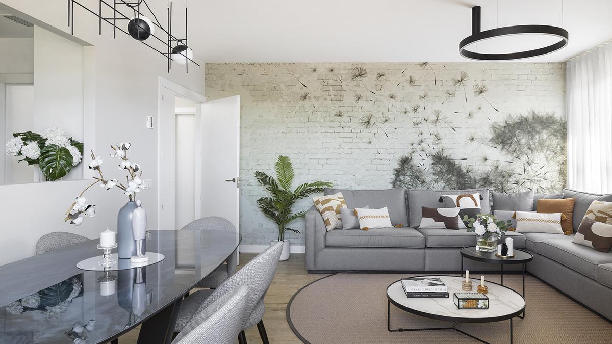 El salón, con un gran mural con efecto ladrillo y flores.