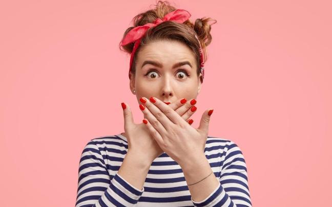 Una mujer en pleno ataque de hipo.