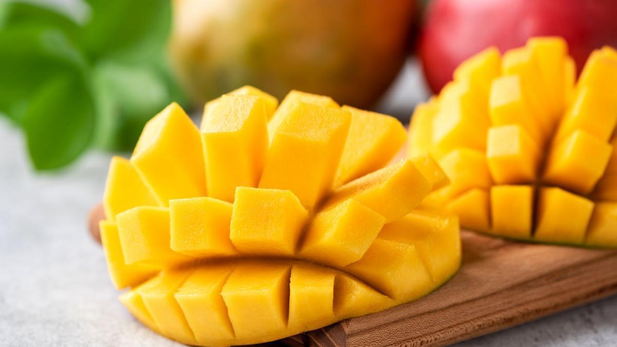 Mango al natural cortado en cubos.