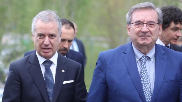 El lehendakari con el número dos de Bolaños, Fernando Martínez López, en 2022 en Gernika.