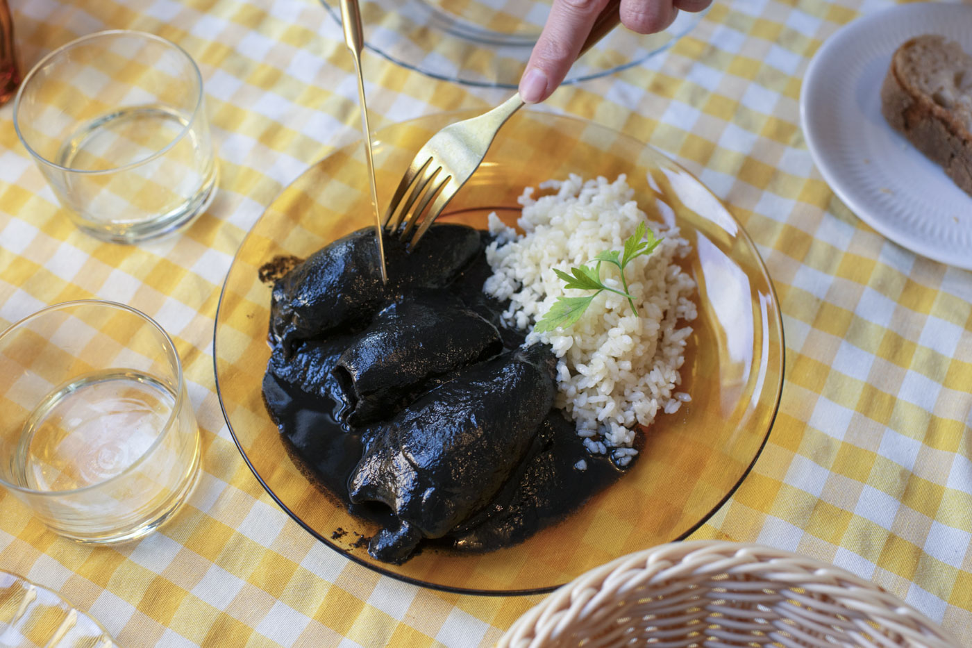 Chipirones en su tinta con arroz blanco y vajilla de Duralex en El Txakoli de El Paladar, dirigido por Zuriñe García en Portugalete. Foto: Sofía Moro (Guía Repsol) Chipirones en su tinta con arroz blanco y vajilla de Duralex en El Txakoli de El Paladar, dirigido por Zuriñe García en Portugalete. Foto: Sofía Moro (Guía Repsol)