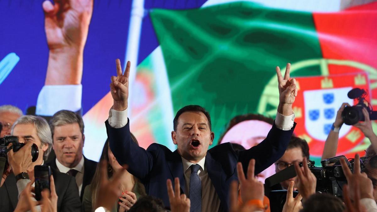 El líder de la coalición Alianza Democrática, Luis Montenegro, celebra su victoria en las elecciones portuguesas.