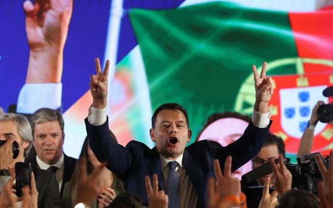 El líder de la coalición Alianza Democrática, Luis Montenegro, celebra su victoria en las elecciones portuguesas.