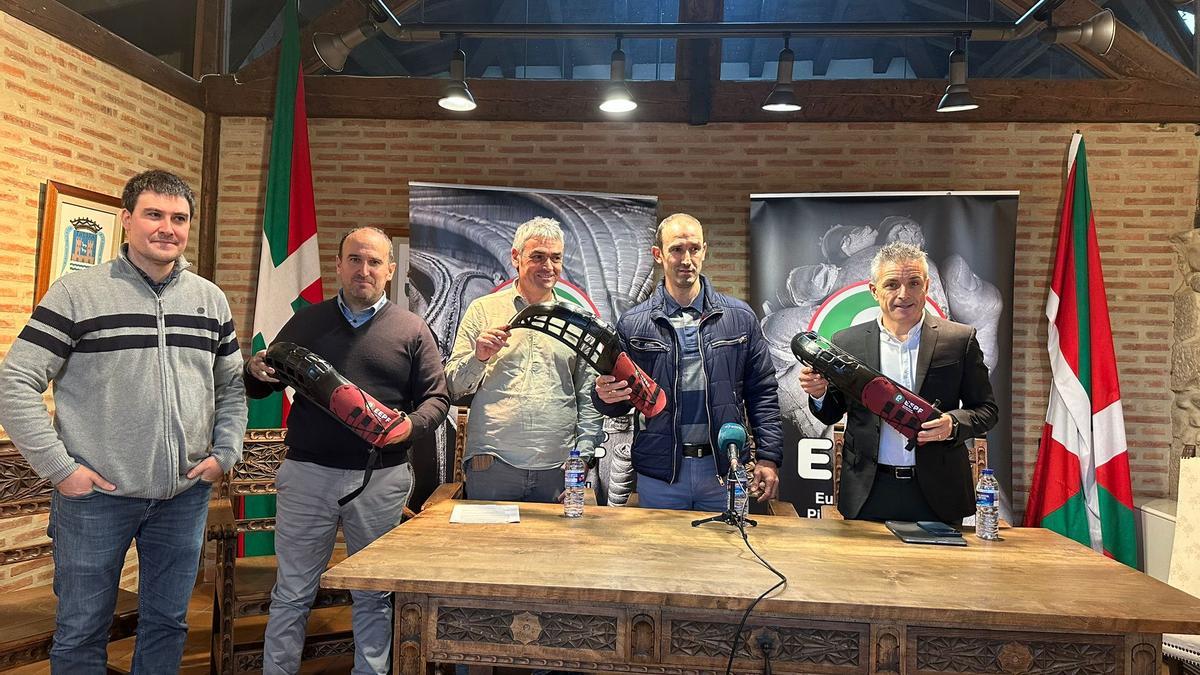 La presentación de la nueva xistera en la sede de la Federación de Euskadi de pelota vasca.