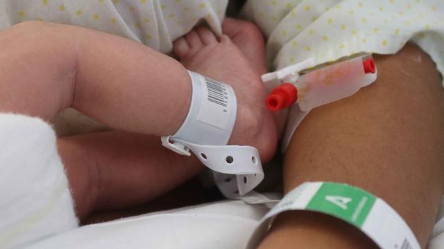 Imagen de un recién nacido en un hospital. Imagen de un recién nacido en un hospital.