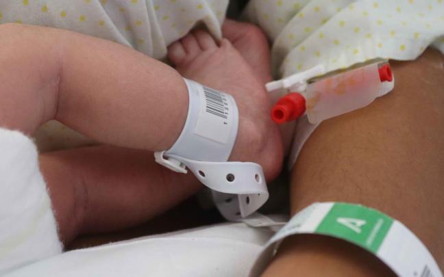 Imagen de un recién nacido en un hospital. Imagen de un recién nacido en un hospital.