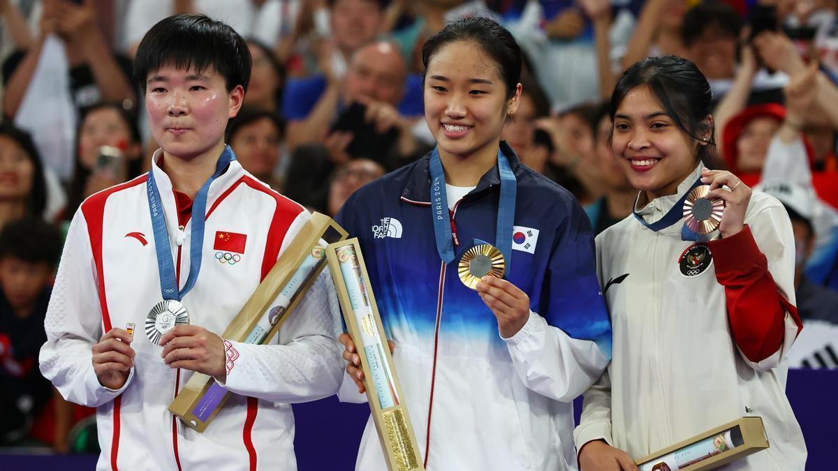 He Bing Jiao (i) posa con un pin de la delegación española durante la entrega de medallas.