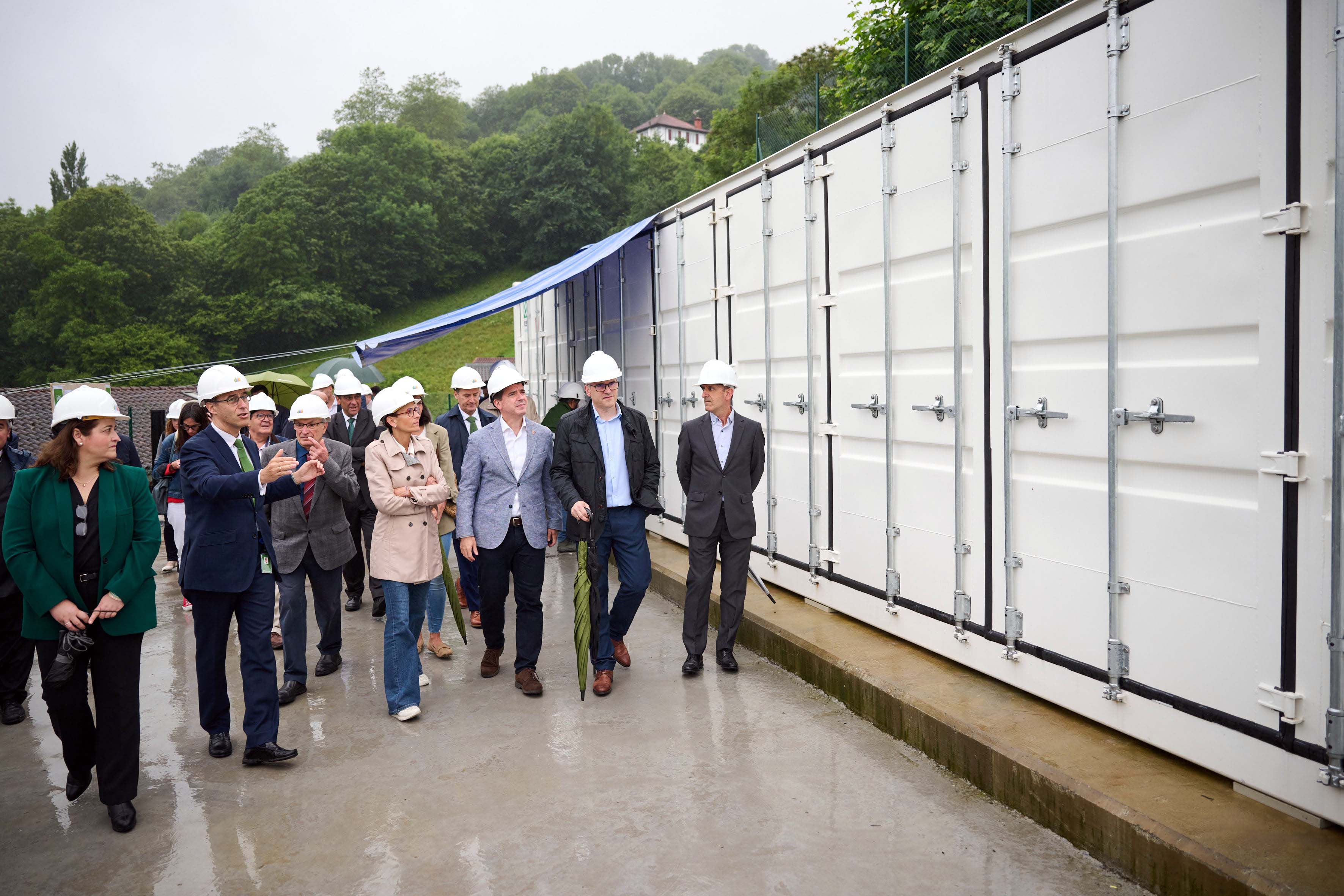 La presidenta Chivite y el consejero Irujo visitan la nueva batería instalada en Valcarlos. Foto: Gobierno de Navarra La presidenta Chivite y el consejero Irujo visitan la nueva batería instalada en Valcarlos. Foto: Gobierno de Navarra