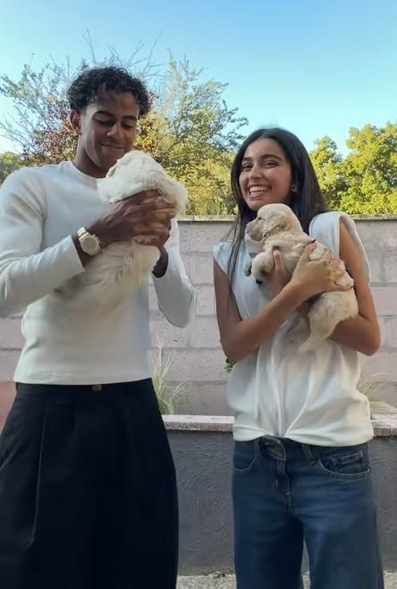 La pareja, junto a sus cachorros.