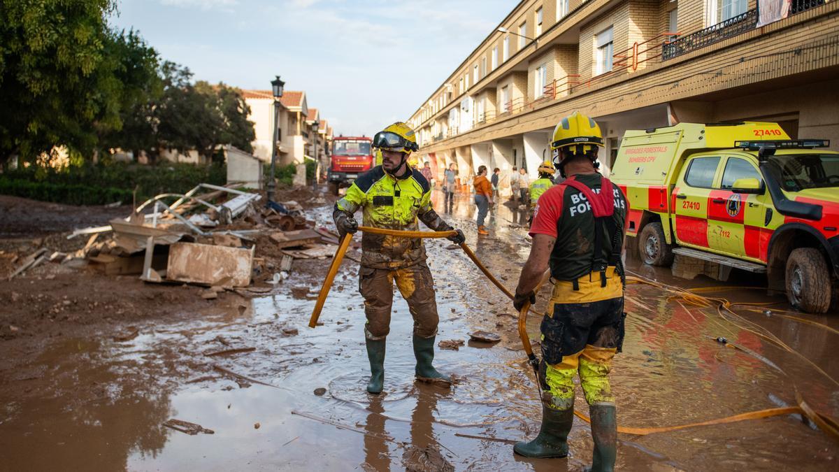 Varias personas colaboran en las labores de limpieza en Utiel, Valencia