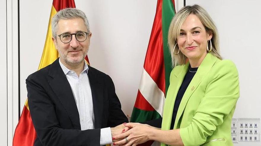 El secretario de Estado de Política Territorial, Arcadi España, con la consejera Maria Ubarretxena, en una anterior negociación sobre transferencias