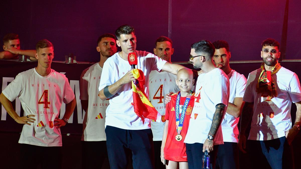 Morata, micro en mano, durante la celebración de la Eurocopa en Madrid.