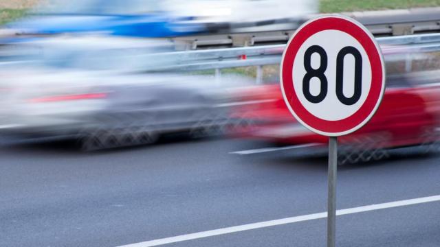 Una señal de limitación de velocidad.