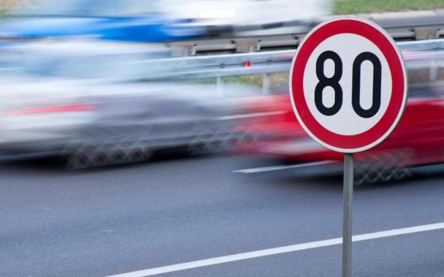 Una señal de limitación de velocidad.